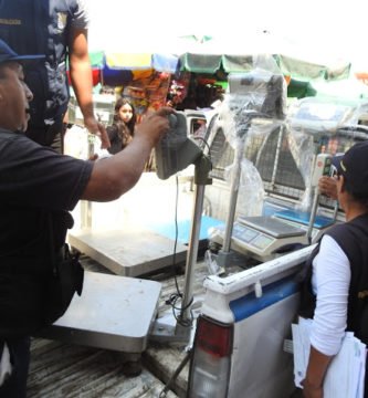 VES: DECOMISAN BALANZAS ADULTERADAS EN MERCADO UNICACHI