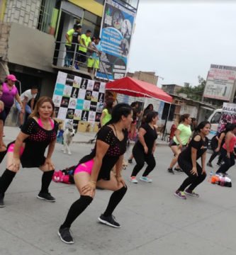 VECINAS SE PONEN EN FORMA EN BAILANDO CON VILLA