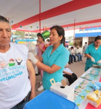 Adultos mayores fueron vacunados contra la neumonía en Villa El Salvador