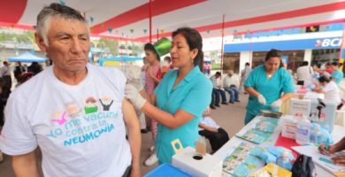 Adultos mayores fueron vacunados contra la neumonía en Villa El Salvador Adultos mayores fueron vacunados contra la neumonía en Villa El Salvador