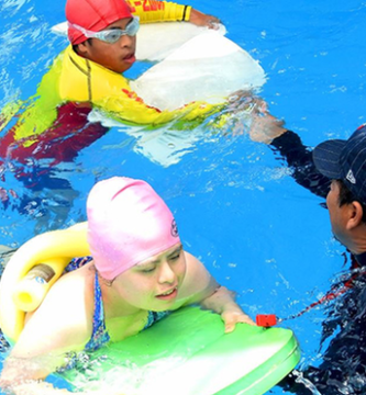 Dictan clases gratuitas de natación para niños con discapacidad