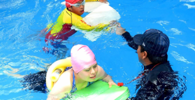 Dictan clases gratuitas de natación para niños con discapacidad