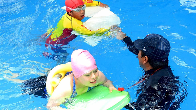 Dictan clases gratuitas de natación para niños con discapacidad