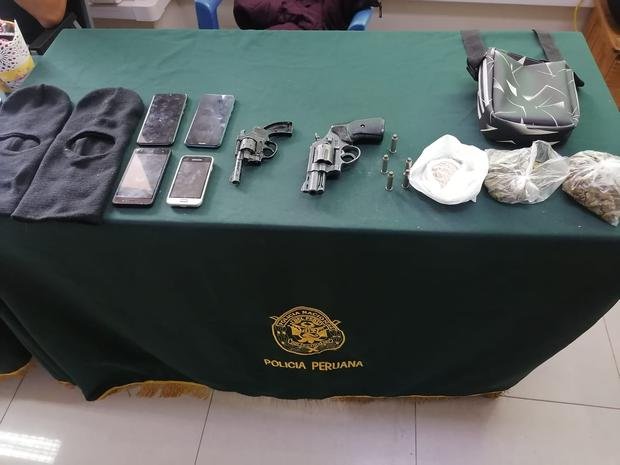 La Policía incautó a los detenidos pasamontañas, armas de fuego, droga y celulares robados. (FOTO: PNP)