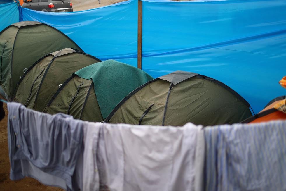 Un recorrido por la zona dio cuenta de que las personas viven en carpas y edificaciones hechas con cartón y palos. La precariedad de su situación hace que sean más vulnerables al frío y al contagio de COVID-19. (Foto: Hugo Curotto / @photo.gec)