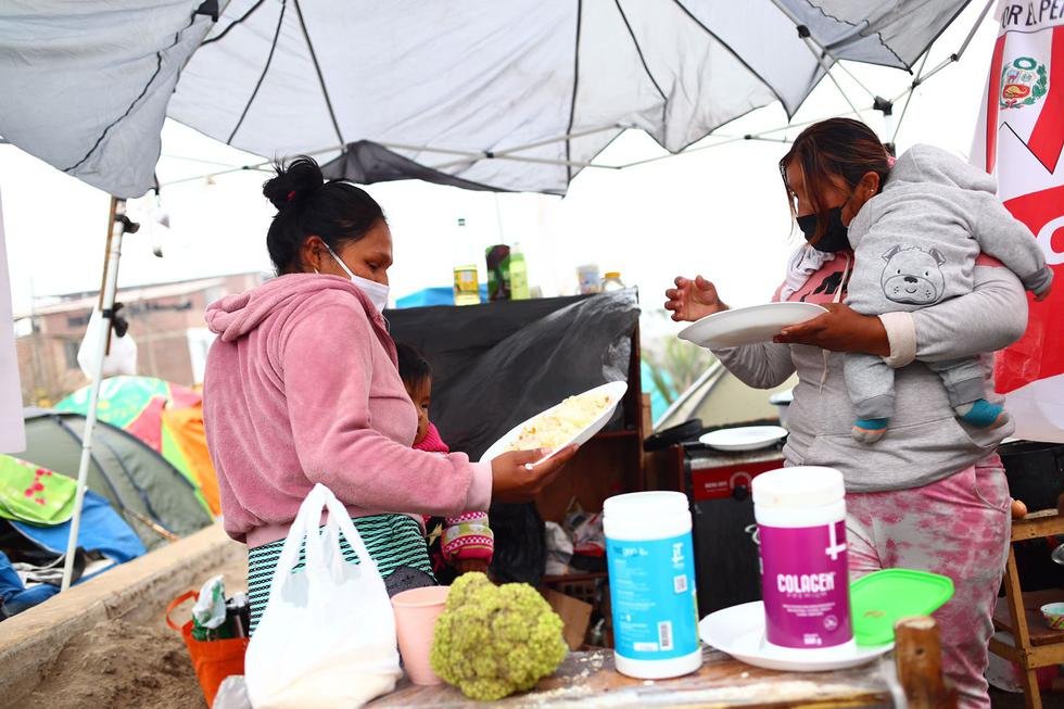 Las familias se han unido para ayudarse mediante ollas comunes que permitan alimentar a las personas que solían vivir en Lomo de Corvina. (Foto: Hugo Curotto / @photo.gec)