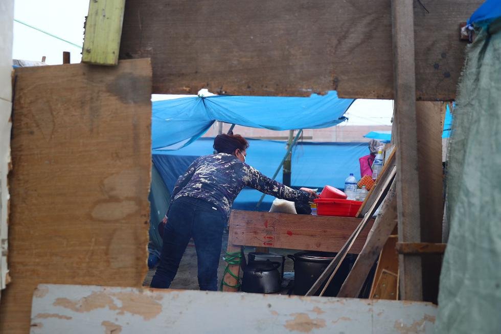 Según refirieron los ciudadanos, la municipalidad del distrito no se acerca para conocer cómo están, ni les brindan ayuda. La policía continúa resguardan la zona de Lomo de Corvina para prevenir nuevas invasiones. (Foto: Hugo Curotto / @photo.gec)
